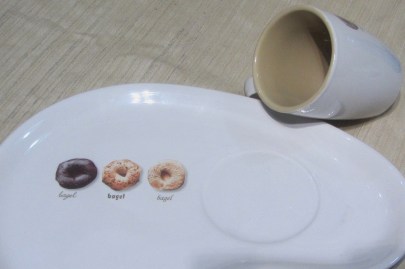 BANDEJA CON TAZA BAGELS (1)